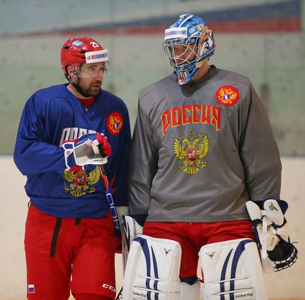 Нападающий сборной России Данис Зарипов (слева) и вратарь сборной России Василий Кошечкин на тренировке