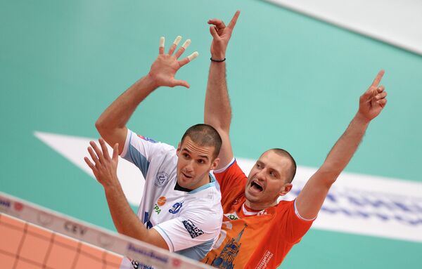 Волейболисты Динамо Александр Маркин (слева) и Артем Ермаков