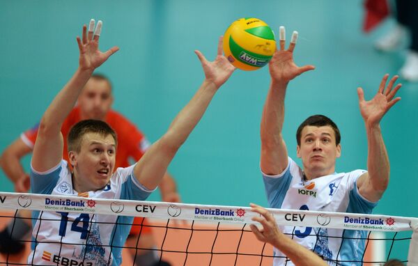 Волейболисты Динамо Дмитрий Щербинин (слева) и Юрий Бережко