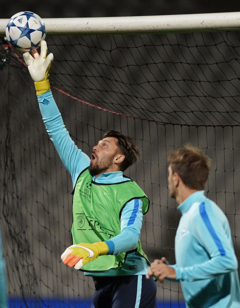 Вратарь Зенита Юрий Лодыгин (слева) Вратарь Зенита Юрий Лодыгин (слева)