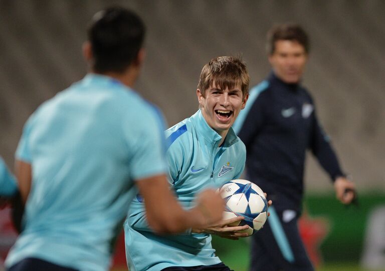 Полузащитник Зенита Алексей Евсеев (в центре) Полузащитник Зенита Алексей Евсеев (в центре)