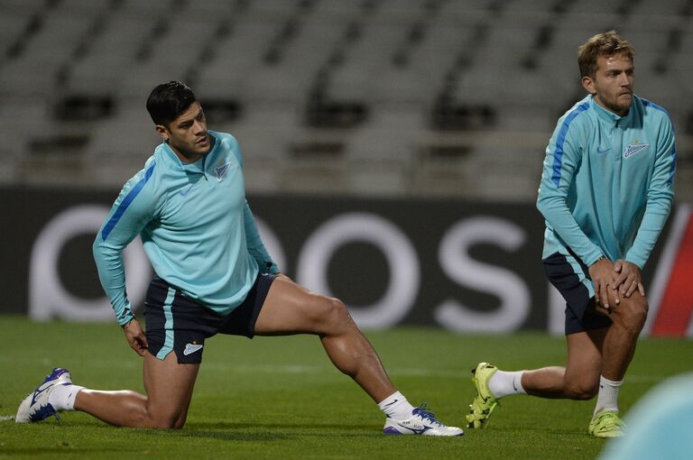 Форвард Зенита Халк (слева) Форвард Зенита Халк (слева)