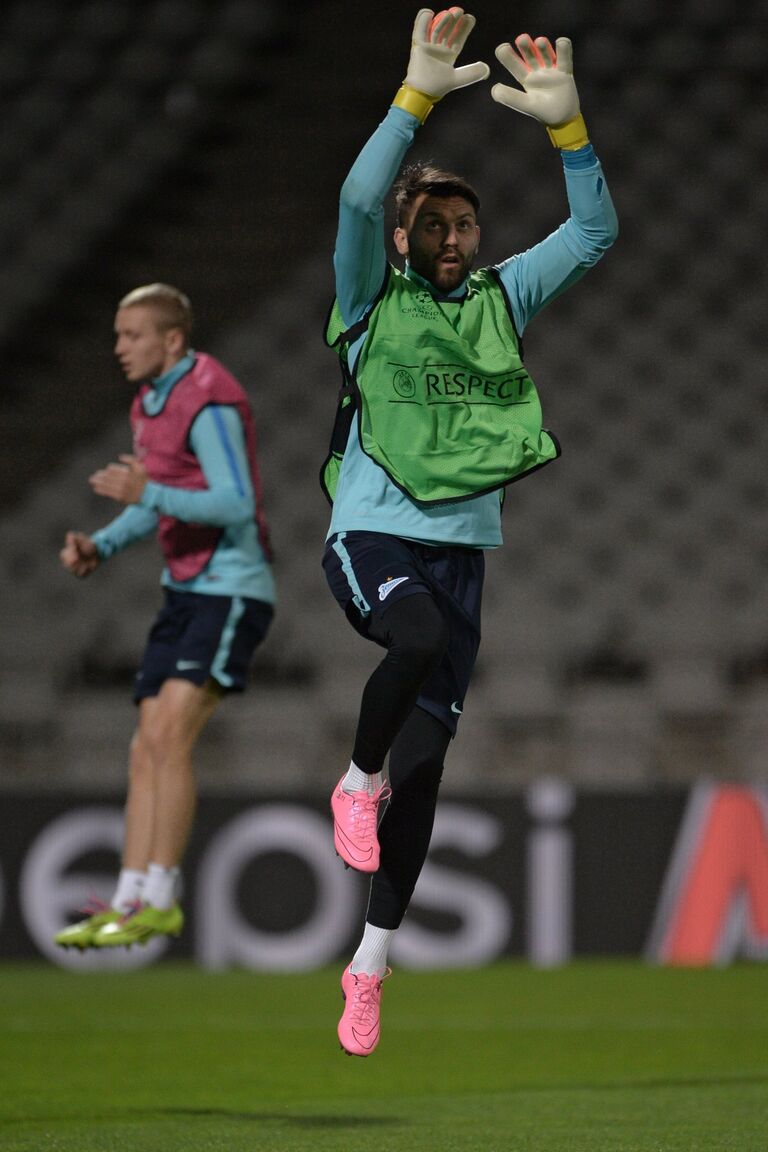 Вратарь Зенита Юрий Лодыгин (справа) Вратарь Зенита Юрий Лодыгин (справа)