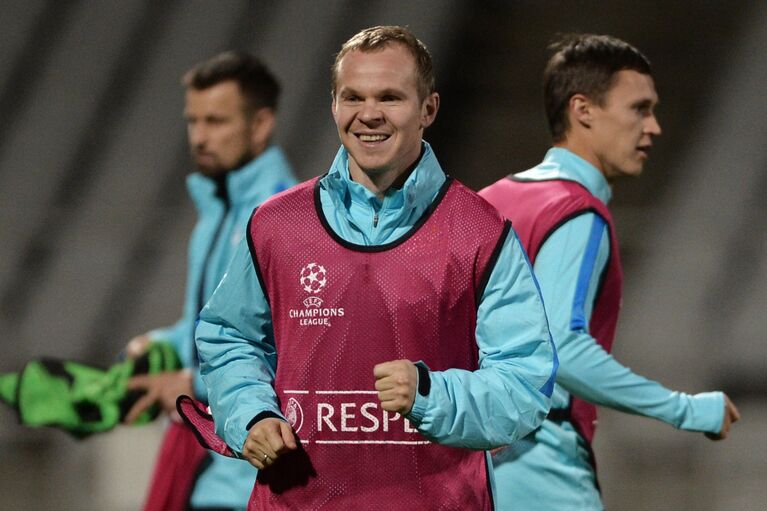 Защитник Зенита Александр Анюков (в центре) Защитник Зенита Александр Анюков (в центре)