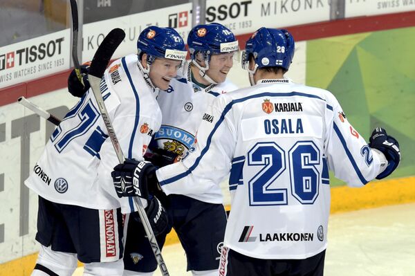 Хоккеисты сборной Финляндии Петри Контиола, Туомас Киискинен и Оскар Осала (слева направо)