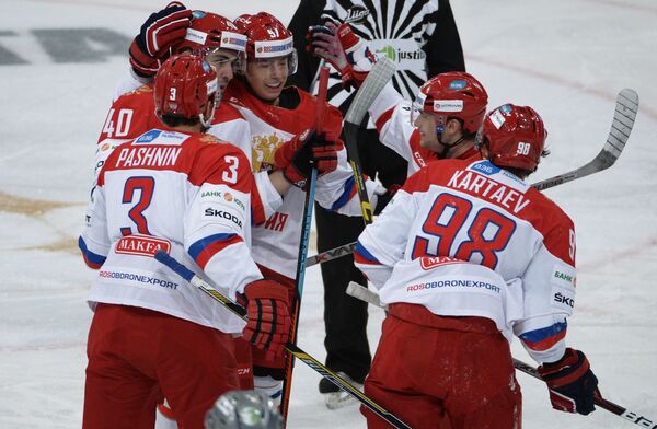 Игроки сборной России по хоккею радуются заброшенной шайбе