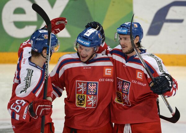Игроки сборной Чехии радуются заброшенной шайбе