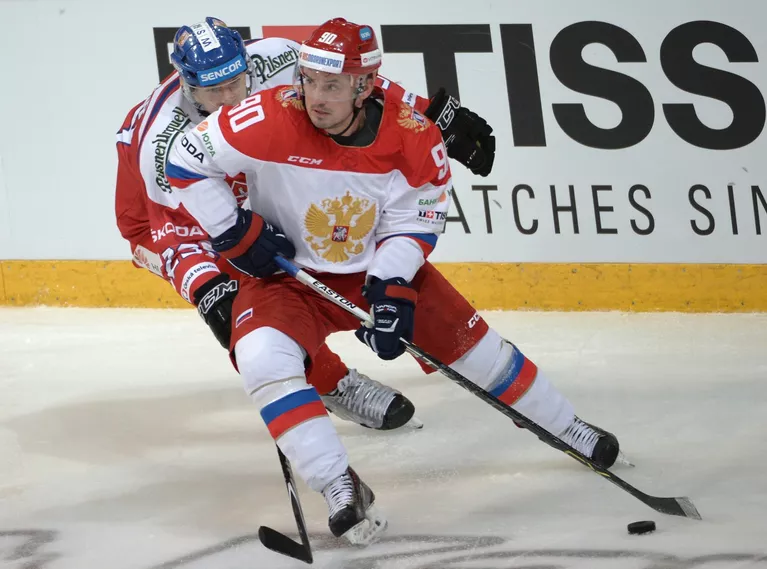 Форвард сборной России Алексей Цветков (на первом плане) Форвард сборной России Алексей Цветков (на первом плане)