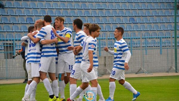 Игроки ФК СКЧФ (Севастополь) радуются забитому голу