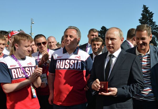Президент России Владимир Путин (второй справа) и министр спорта РФ Виталий Мутко (третий справа)
