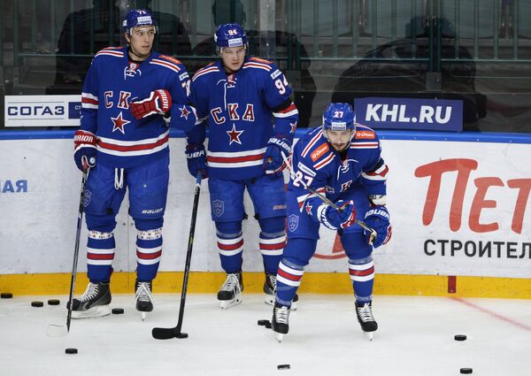 Хоккеисты СКА Антон Бурдасов, Александр Барабанов и Вячеслав Войнов (слева направо)