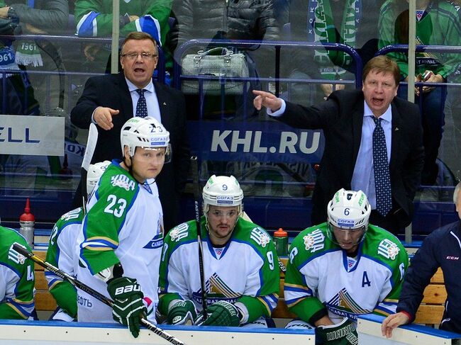 Главный тренер ХК Салават Юлаев (слева на заднем плане)