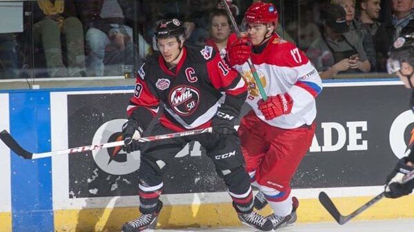 Игровой момент матча суперсерии между хоккеистами молодежной сборной России (игроки не старше 20 лет) и сборной канадской Западной хоккейной лиги (WHL)