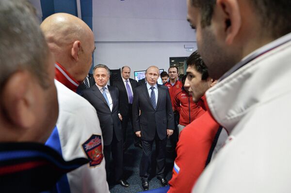 Владимир Путин (в центре) и Виталий Мутко (на втором плане слева)