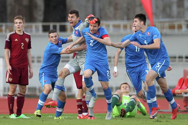 Игровой момент матча отборочного раунда Евро-2016 (до 19 лет) Россия - Словакия