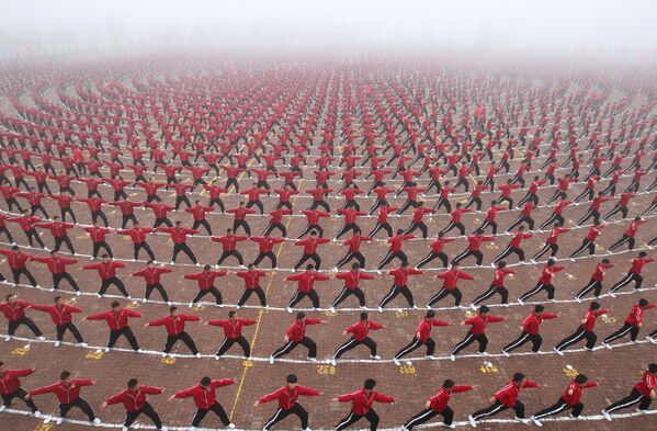 Студенты выступают во время церемонии представления футбольной команды школы кунг-фу Shaolin Tagou