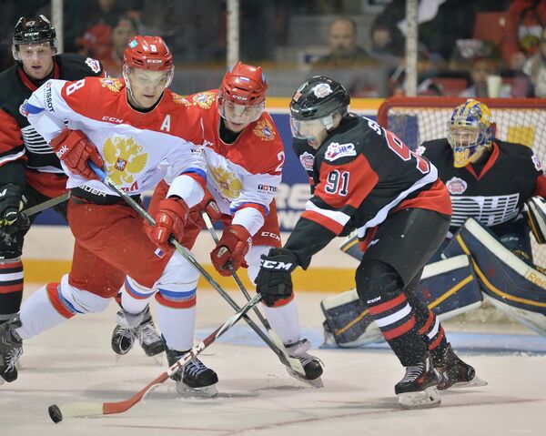 Игровой момент матча между молодежной сборной России по хоккею и сборной юниорской лиги провинции Онтарио (OHL)