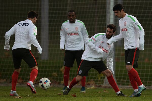 Футболисты сборной Португалии на тренировке