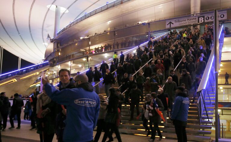 Зрители на стадионе Stade de France после серии взрывов в окрестностях стадиона