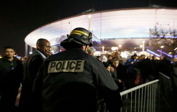 Последствия взрыва в непосредственной близости от стадиона Stade de France