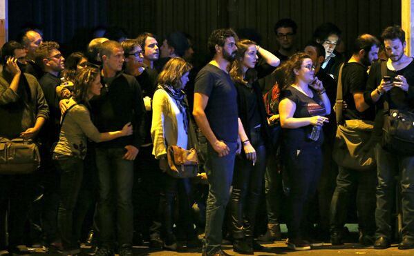 Люди после взрывов в непосредственной близости от стадиона Стад де Франс в Париже