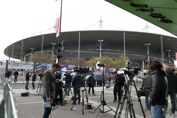 Журналисты около стадиона Стад де Франс