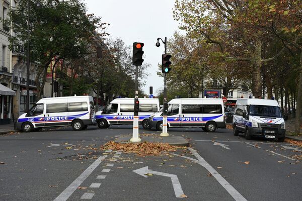 Полицейские автомобили на бульваре Вольтер около театра Батаклан в Париже, где произошел один из серии терактов
