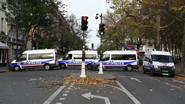 Полицейские автомобили на бульваре Вольтер около театра Батаклан в Париже, где произошел один из серии терактов