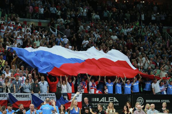 Чешские болельщики и чешские спортсмены радуются победе Петры Квитовой (на первом плане снизу)