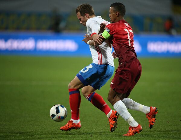 Защитник сборной России Роман Шишкин (слева) и полузащитник сборной Португалии Нани