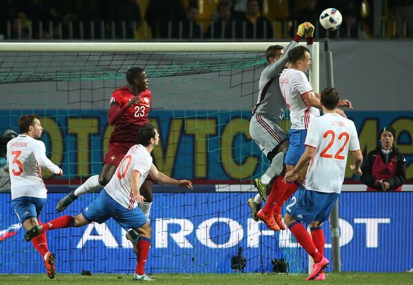 Игровой момент товарищеского матча Россия - Португалия