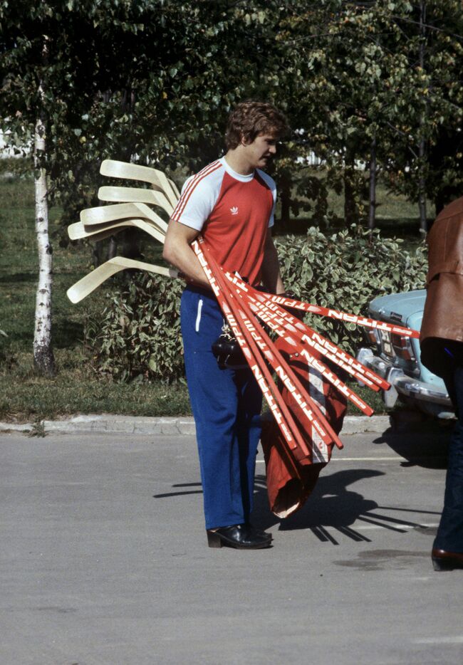 Нападающий сборной команды СССР по хоккею с шайбой Виктор Тюменев (1982 год)