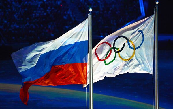 Поднятие российского флага во время церемонии закрытия Олимпийских игр