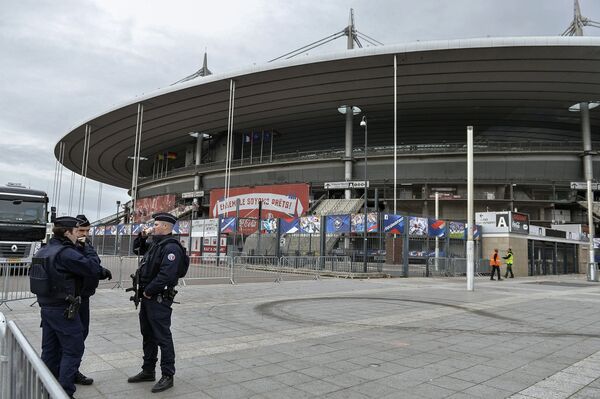 Сотрудники полиции у стадиона Стад де Франс в пригороде Парижа Сен-Дени