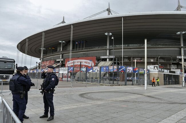 Сотрудники полиции у стадиона Стад де Франс в пригороде Парижа Сен-Дени