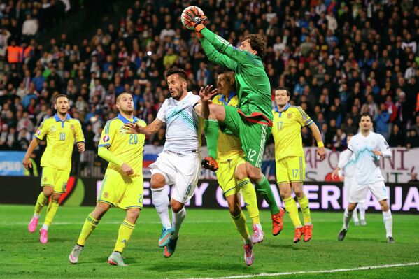Игровой момент стыкового матча чемпионата Европы по футболу 2016 года между сборными Украины и Словении