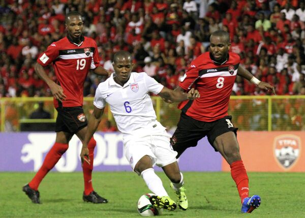 Игровой момент матча отбора ЧМ-2018 между сборной США и Тринидада и Тобаго
