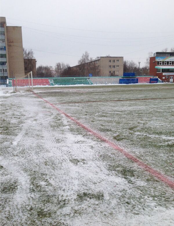 Состояние поля стадиона Нефтехимик в Нижнекамске, где был отменен матч ФНЛ КАМАЗ - Волгарь