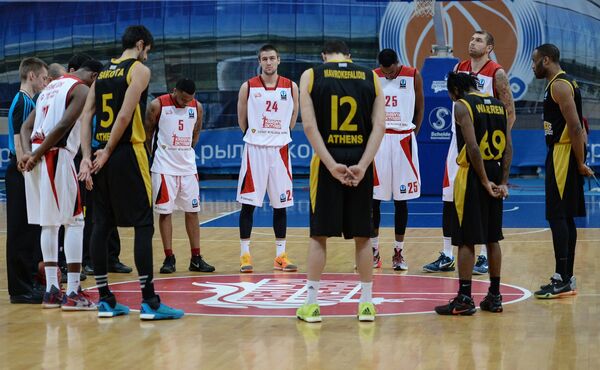 Игроки БК Красный Октябрь и игроки БК АЕК перед началом матча Кубка Европы по баскетболу