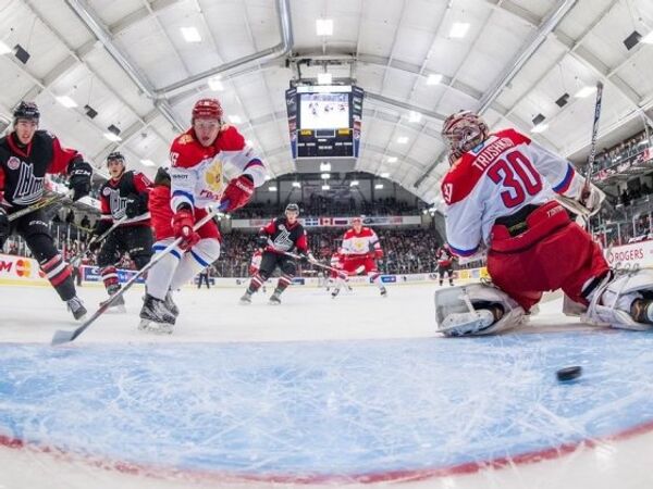 Игровой момент матча суперсерии между хоккеистами молодежной сборной России (игроки не старше 20 лет) и сборной Главной юниорской лиги Квебека (QMJHL)