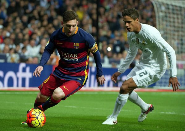 Защитник Реала Рафаэль Варан и нападающий Барселоны Лионель Месси (справа налево)
