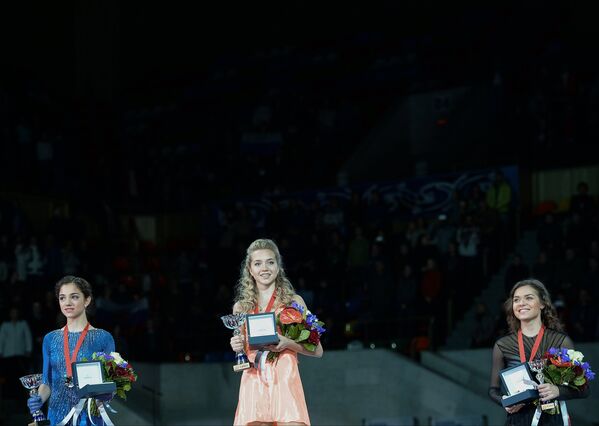 Евгения Медведева (Россия) - 2-е место, Елена Радионова (Россия) – 1-е место, Аделина Сотникова (Россия) - 3-е место (слева направо)