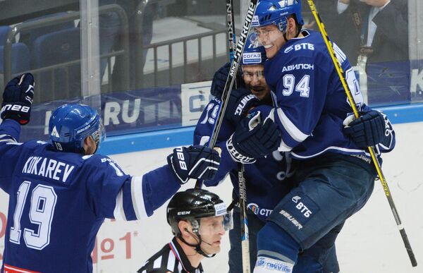 Хоккеисты Динамо Денис Кокарев, Даниил Тарасов и Андрей Миронов (слева направо) радуются заброшенной шайбе