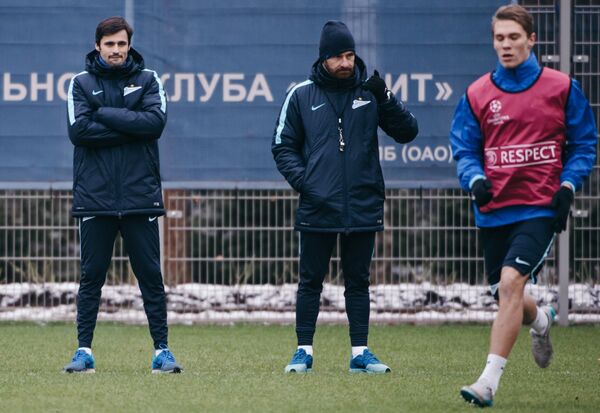 Главный тренер Зенита Андре Виллаш-Боаш (в центре)