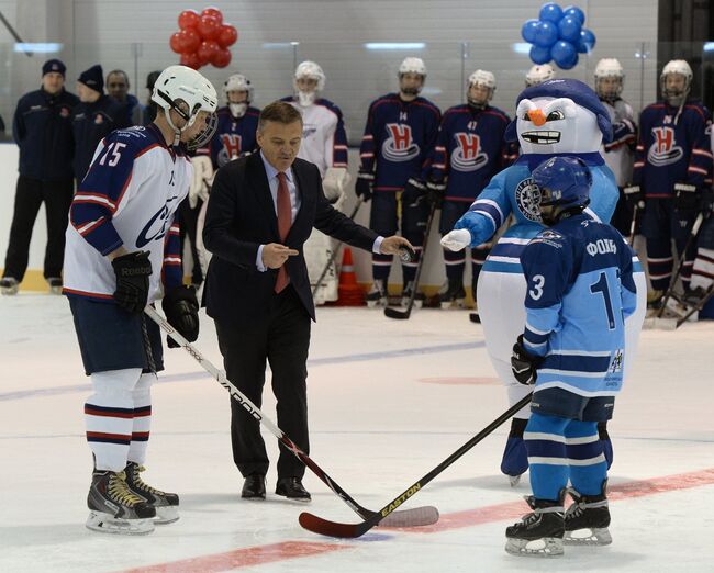 Президент Международной федерации хоккея на льду Рене Фазель (в центре)