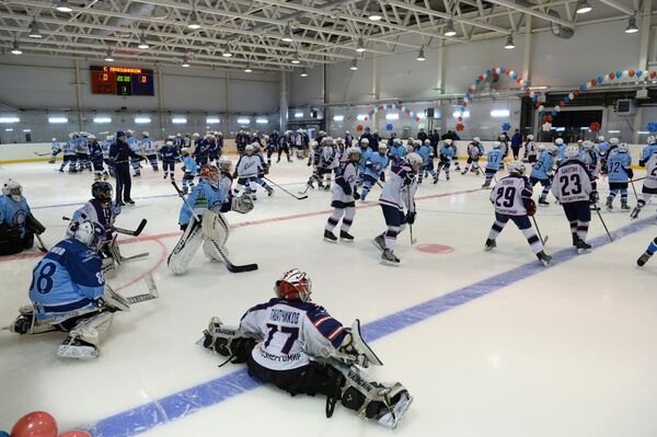 Воспитанники спортивных школ на открытии нового учебно-тренировочного ледового катка ХК Сибирь в Новосибирске