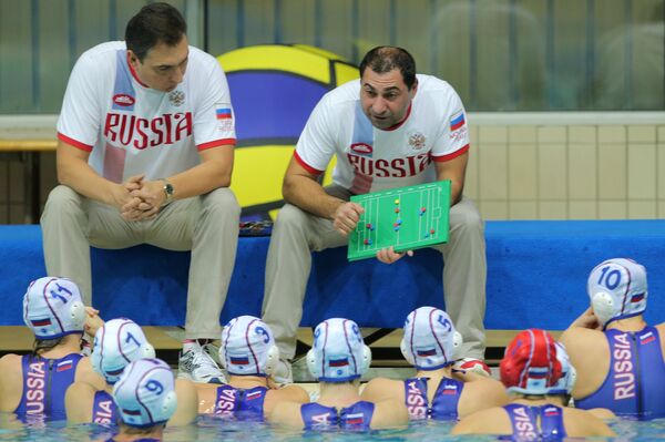 Главный тренер женской сборной России по водному поло Александр Гайдуков (в центре) дает указания игрокам своей команды