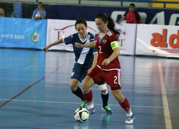Игровой момент неофициального чемпионата мира по мини-футболу среди женских команд между сборными России и Гватемалы