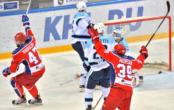 Игроки ХК ЦСКА Александр Радулов (слева) и Ян Муршак (справа) радуются заброшенной шайбе