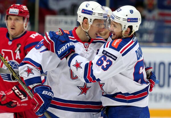Игроки СКА Вадим Шипачёв и Евгений Дадонов (слева направо на первом плане)